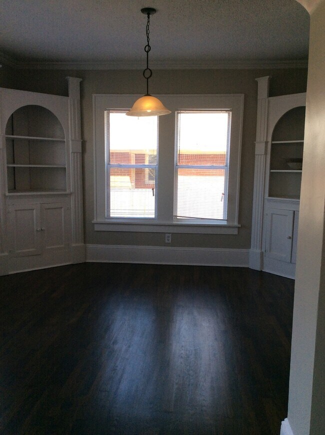 Building Photo - MUST SEE INSIDE! Beautifully renovated 2 b...
