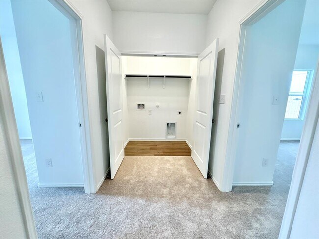 Building Photo - 330 Whoopers Loop
