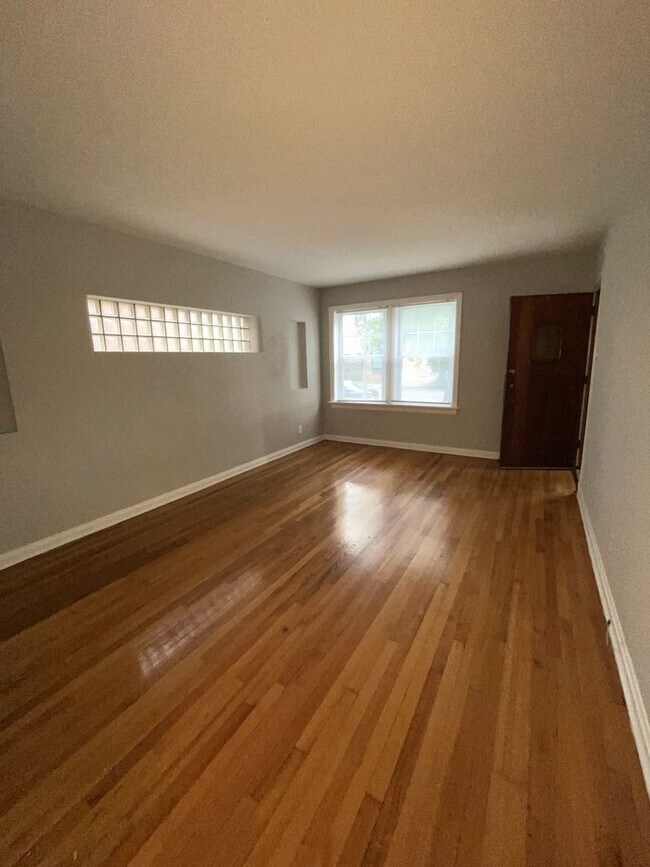 Foto del edificio - 4960-4962 Fyler Ave