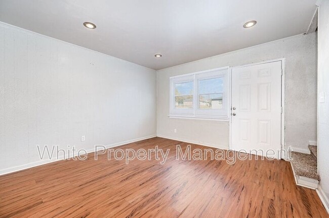 Building Photo - 2407 Julia Ave