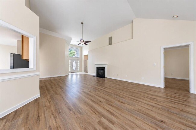 Foto del edificio - 5169 Queen Bishop Ln