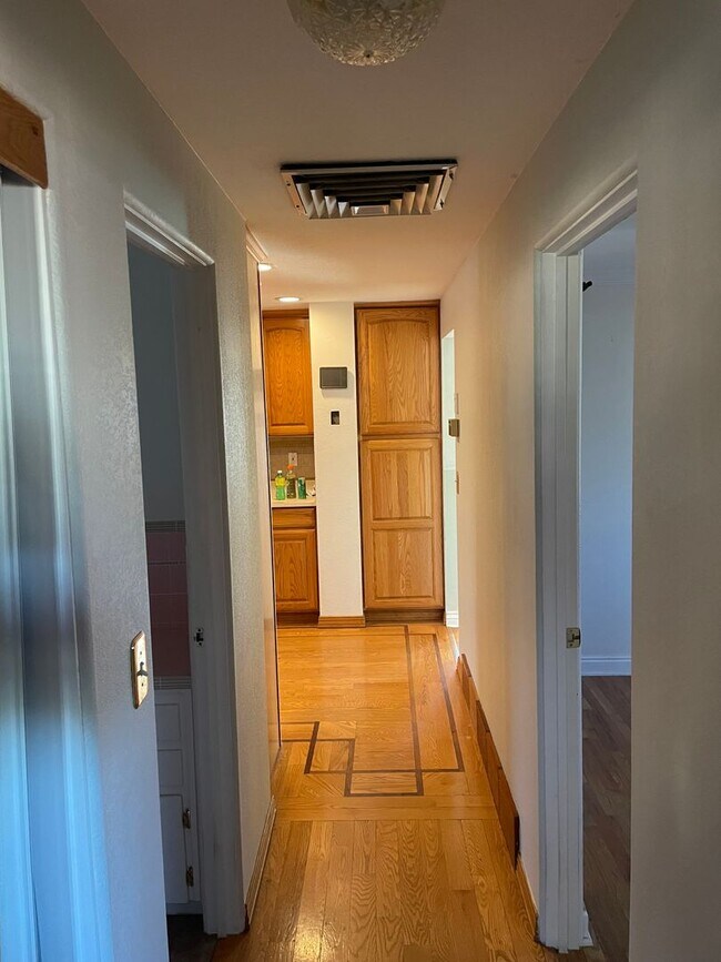 Building Photo - **Beautiful 2bd/1ba, 1 Car Garage, w/ atta...