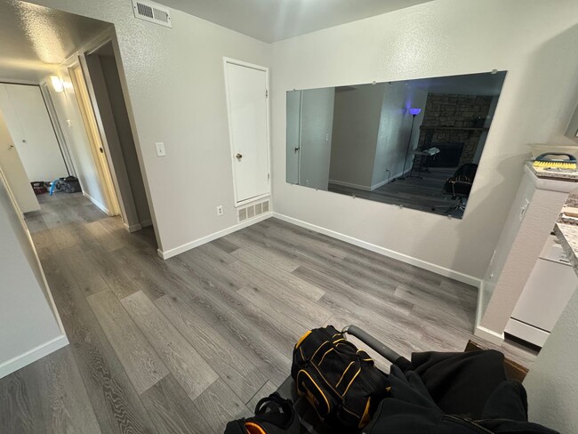 Building Photo - Spacious 2-Bed, 2-Bath Condo in the Heart ...