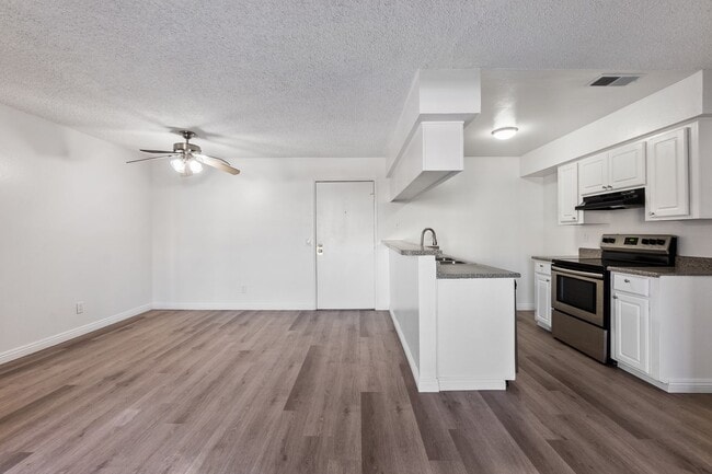 Building Photo - Updated 2 Bedroom Apartment!