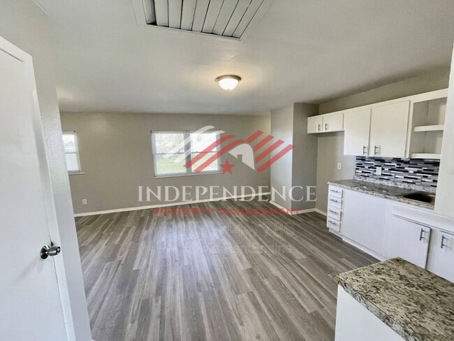 Building Photo - 136 Rogers Dr