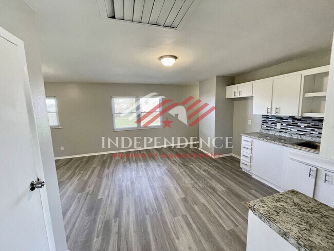 Foto del edificio - 136 Rogers Dr