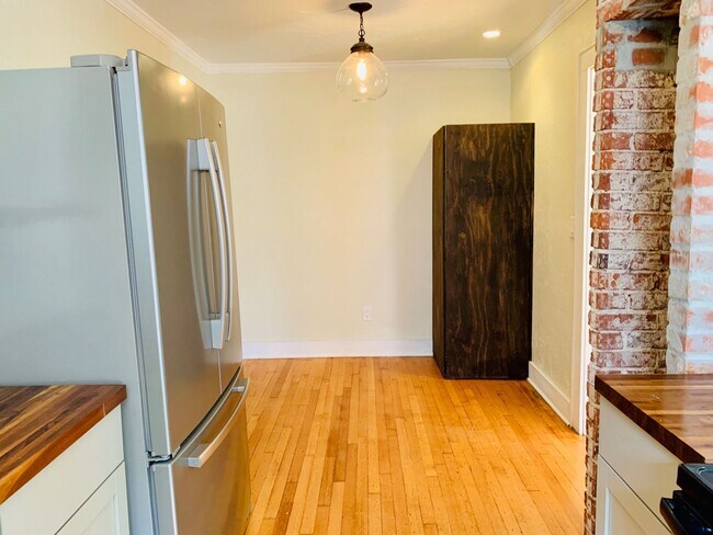 Building Photo - Cute 2BD 1BA Duplex in Military Park!!