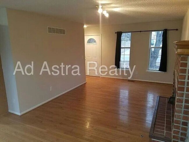 Foto del edificio - Beautiful two story home in Merriam-Availa...