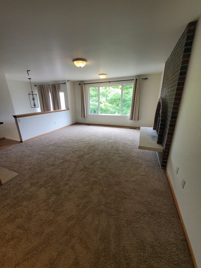 Building Photo - Kingsgate Home on Private Corner Lot