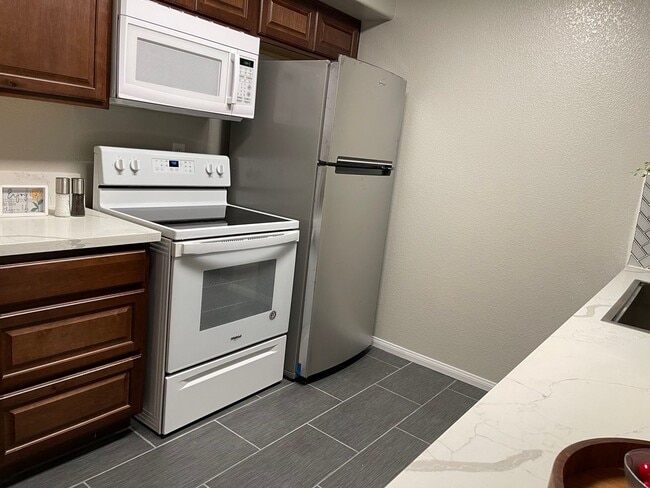 Building Photo - 1st-Floor 1-Bedroom Condo!