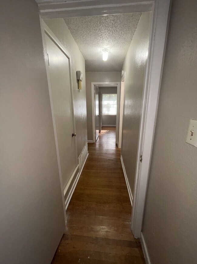 Building Photo - 1100 Pine Dr