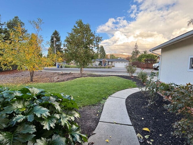 Photo - "Charming 3-Bed Oasis with Scenic Views & ... Apartment