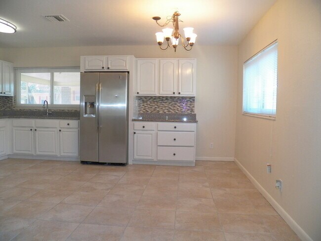 Building Photo - Wonderful 3/2 Home W/ Fireplace