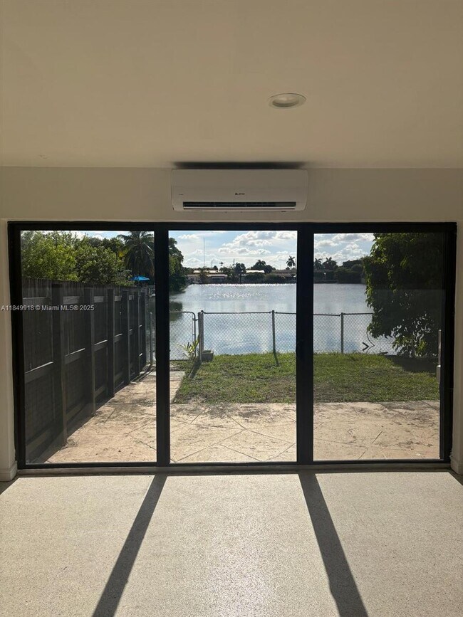 Foto del edificio - 250 SW 10th Ave