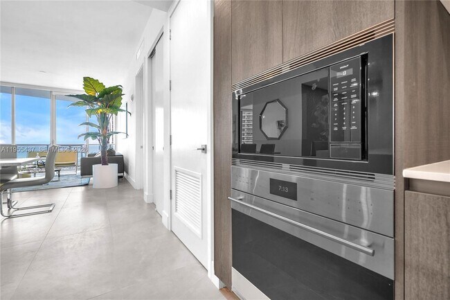 Foto del edificio - 17550 Collins Ave