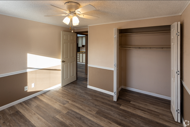 Interior Photo - Lakeshore Apartments