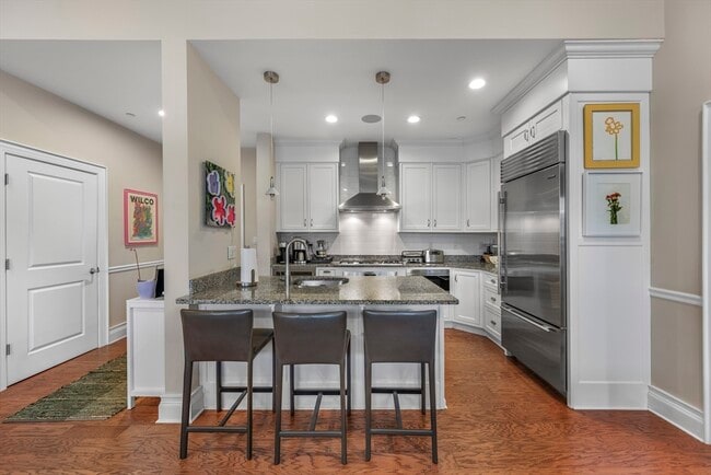 Building Photo - 616 E 4th St