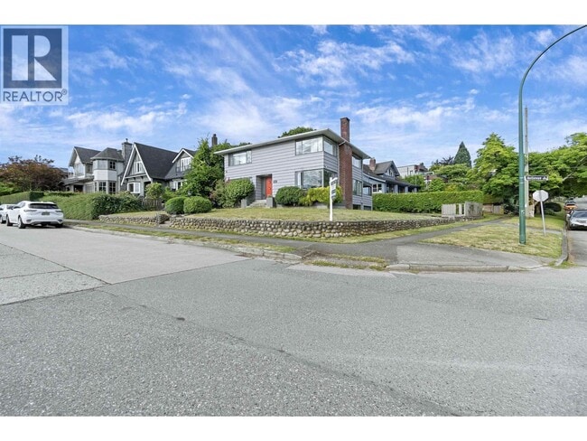 Building Photo - 4514 Bellevue Dr
