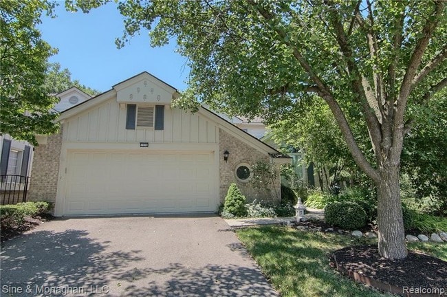 Building Photo - 7276 Simsbury Dr