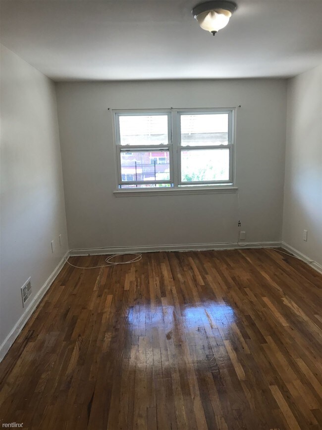 Foto del edificio - 4 br, 1 bath  - 905 E 218th St