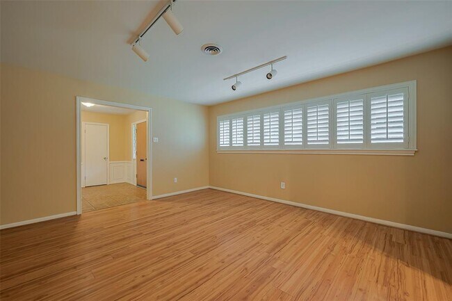 Foto del edificio - 7906 Braesview Ln