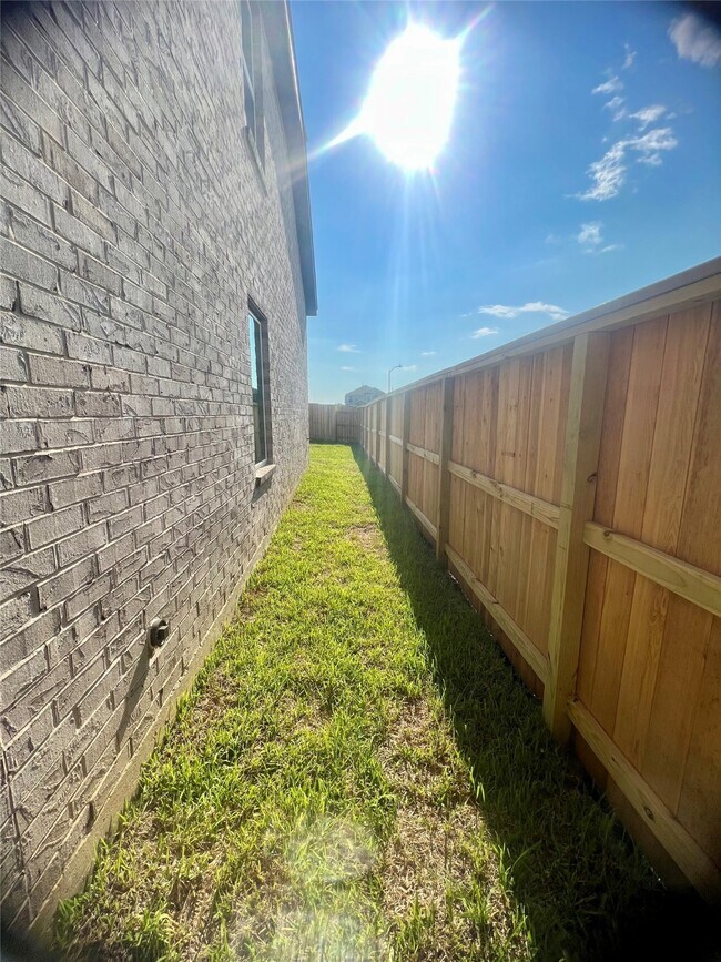 Building Photo - 16802 Great Highlands Dr
