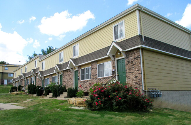 Foto del edificio - Blue Valley Court Townhomes