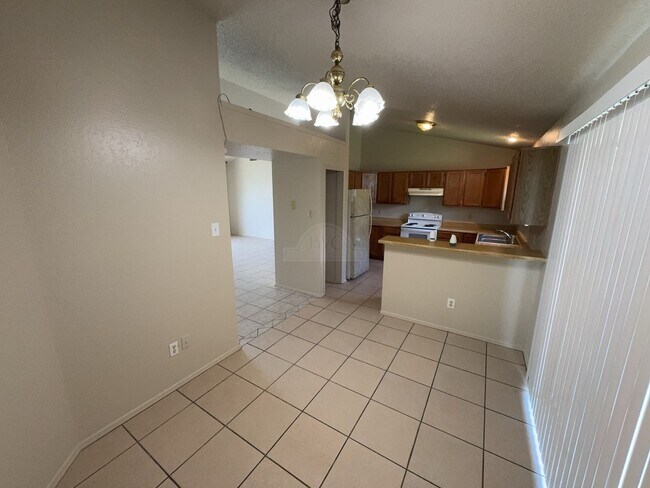 Foto del edificio - 2208 Hemlock Dr
