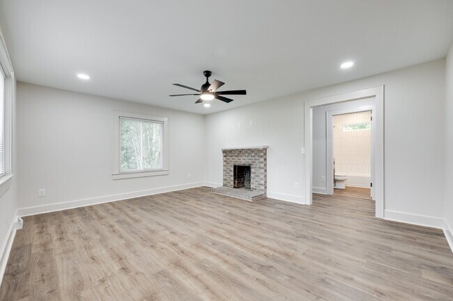 Building Photo - "Newly Renovated 3-Bedroom Retreat with 2 ...