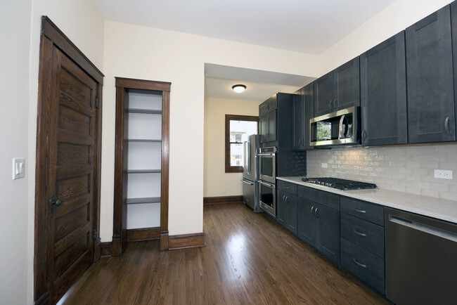 Building Photo - 3831 N Alta Vista Terrace