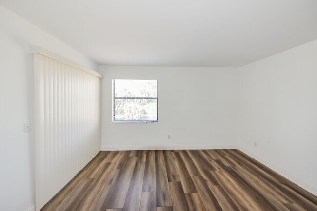 Foto del edificio - 1206 Lakeview Dr E