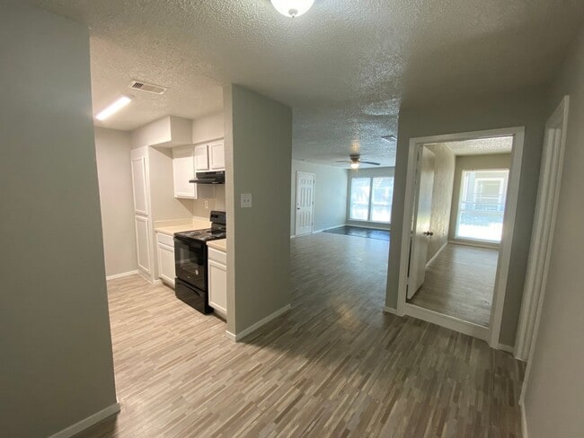 Foto del edificio - Charming & Spacious 1st-Floor Unit!