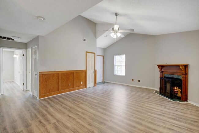 Foto del edificio - 7945 Parklane Ct