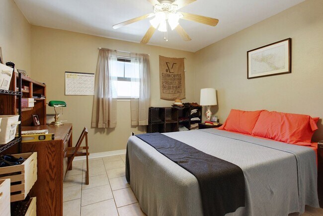 Building Photo - Charming 2 Bedroom Available Now!