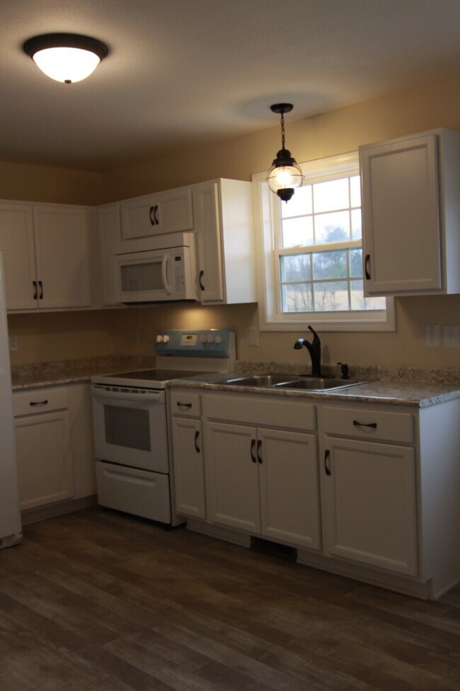 Building Photo - Beautiful Home For Rent Off Dotsonville Road!