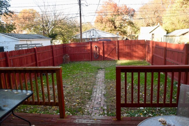 Yard - 1322 E Walnut St