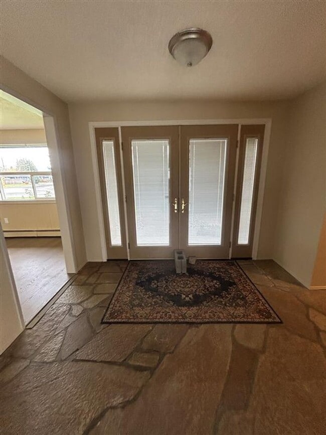 Building Photo - 209 E 3rd St