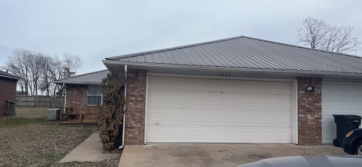 Duplex close to downtown Rogers - Duplex close to downtown Rogers