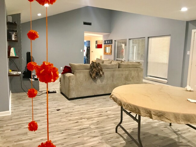Foto del edificio - 15918 Red Willow Dr