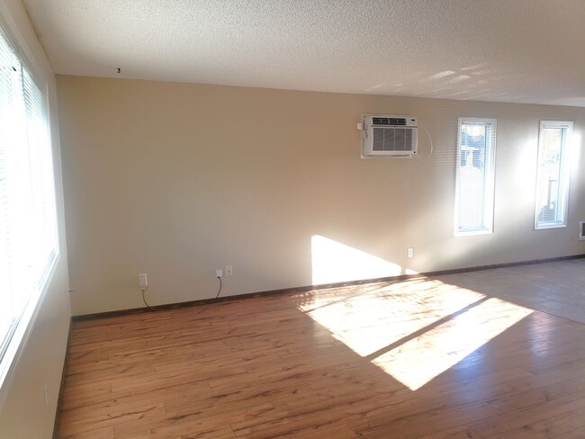 Building Photo - Inner SE Portland Duplex!