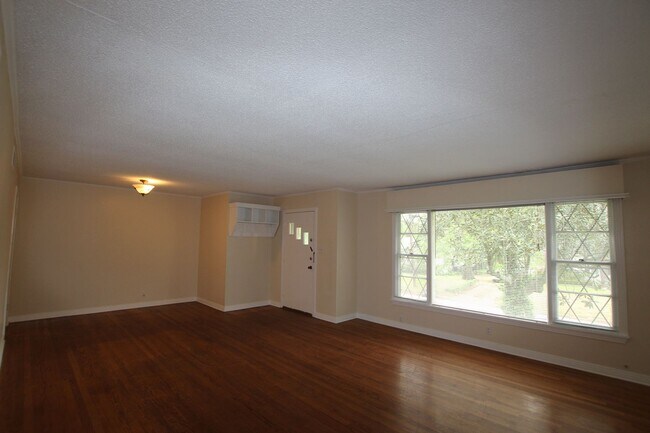 Foto del edificio - Coming Soon! Beautiful 4 Bedroom, 2 Bathro...