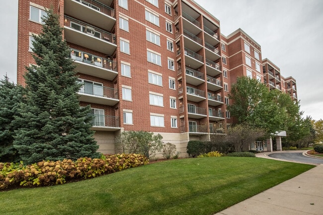 Edificio de apartamentos - 5555 N Cumberland Ave