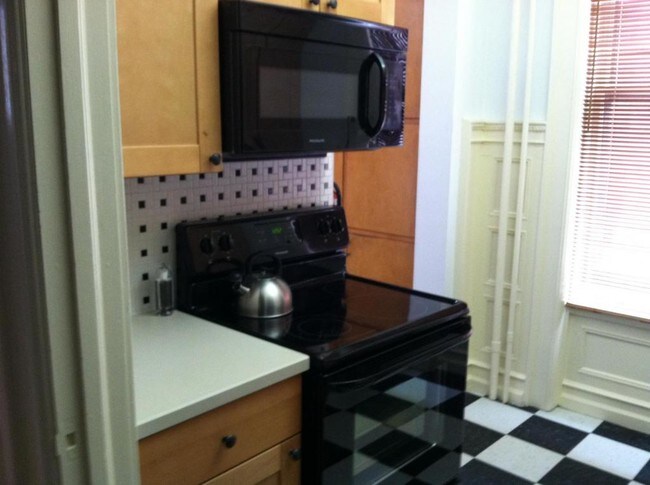 Building Photo - 907 West Fourth Street, Apt. 1E