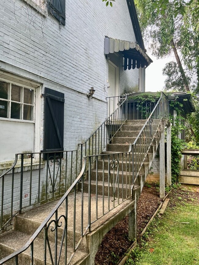 Building Photo - 2 Bedroom in Downtown Hendersonville!