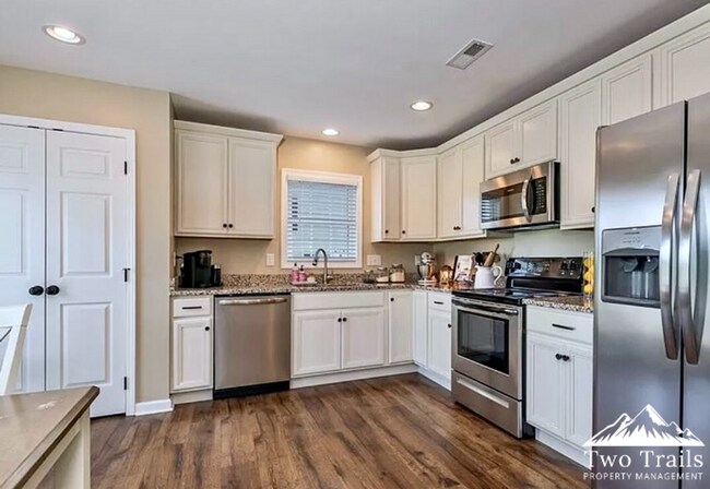 Foto del edificio - 3 BED/2 BATH ONE-LEVEL LIVING WITH MOUNTAIN VIEWS