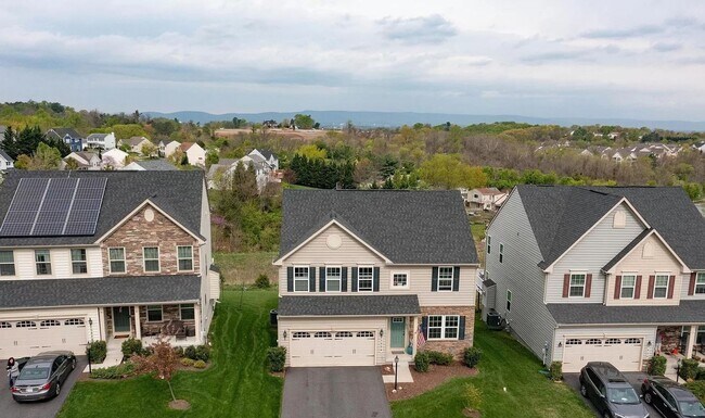 Building Photo - Beautifully maintained SFH in convenient F...