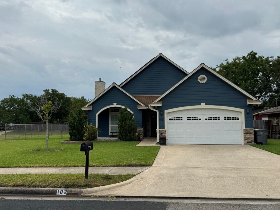 Primary Photo - Gorgeous Home in Fleetwood!