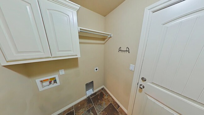 Building Photo - 7703 SW Franks Ct