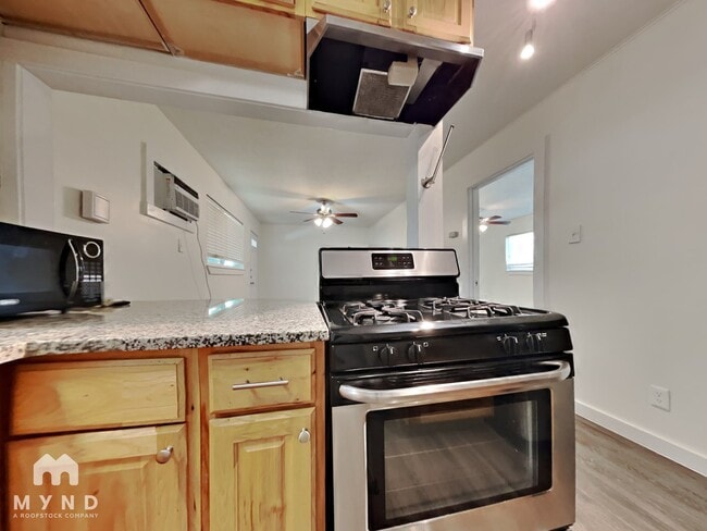 Building Photo - 1604 Parker Ln