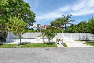 Building Photo - 1450 SW 20th Ave
